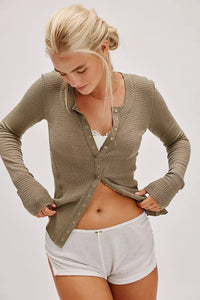 Figurbetonte Strickjacke mit Knopfdetails und Strickstruktur
