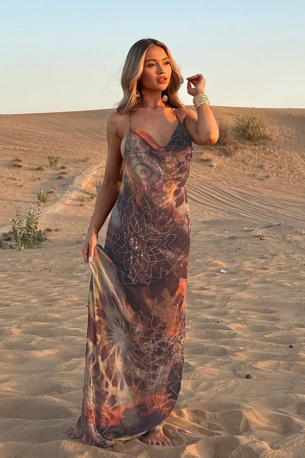 Rückenfreies Maxikleid mit Druck in Braun