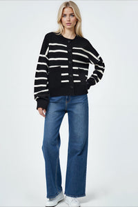 Strickjacke mit Rundhalsausschnitt, Knopfdetails und Taschen