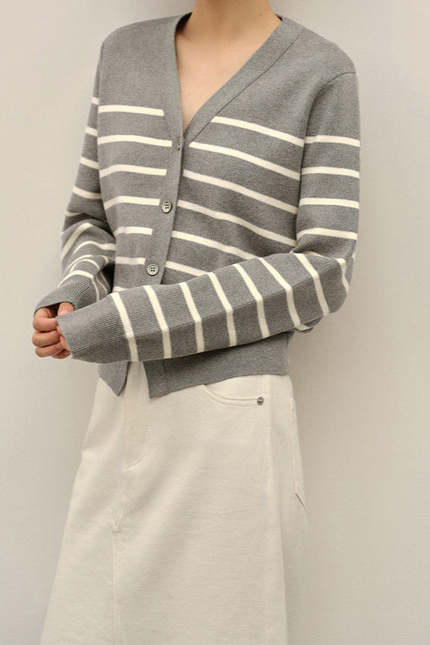 Strickjacke mit V-Ausschnitt, Streifenmuster und Farbblockmuster