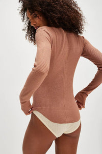 Figurbetonte Strickjacke mit Knopfdetails und Strickstruktur