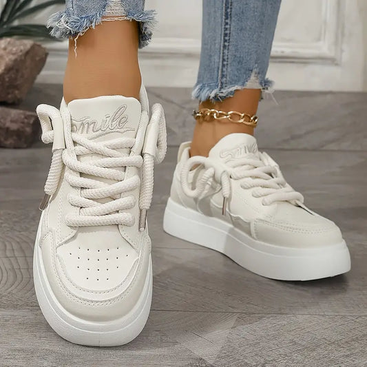 Atmungsaktive Turnschuhe mit einfarbigem Design - Keyla