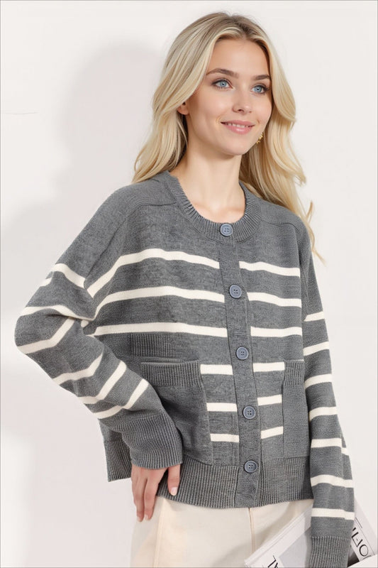 Strickjacke mit Rundhalsausschnitt, Knopfdetails und Taschen