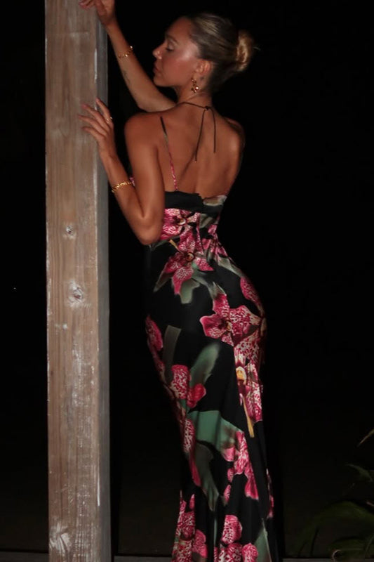 Figurbetontes Maxikleid mit V-Ausschnitt und Blumenmuster in Schwarz