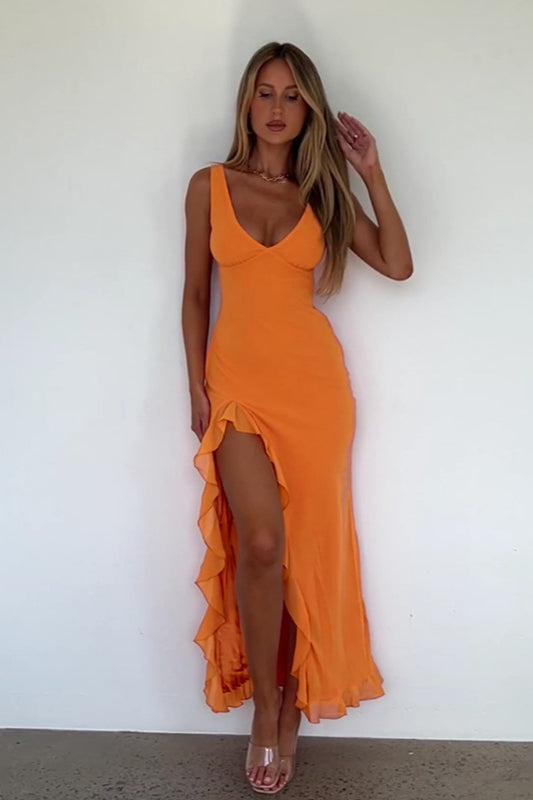 Figurbetontes Maxikleid mit V-Ausschnitt und Rüschen