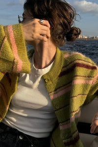 Locker geschnittene Strickjacke mit Streifenmuster, Farbblockmuster und Strickstruktur