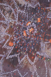 Rückenfreies Maxikleid mit Druck in Braun
