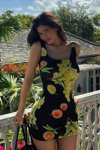 Figurbetontes Minikleid mit Raffung und Blumenmuster