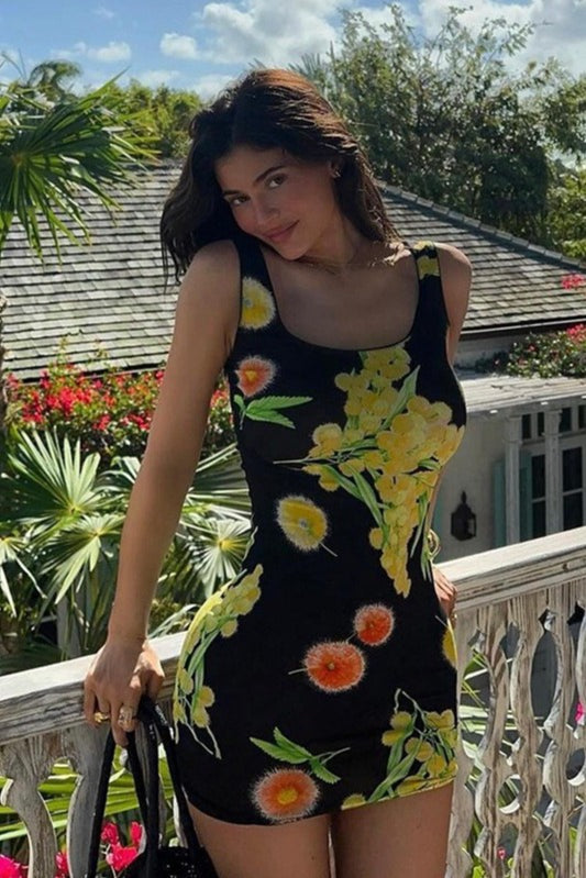 Figurbetontes Minikleid mit Raffung und Blumenmuster