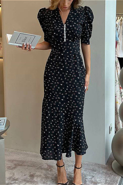 Kleid mit V-Ausschnitt, kurzen Ärmeln und hoher Taille