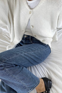 Strickjacke mit Knopfdetails und Strickstruktur in Weiß