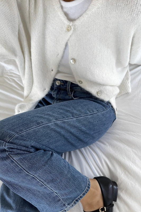 Strickjacke mit Knopfdetails und Strickstruktur in Weiß