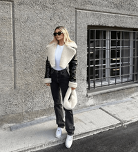 Moderne Lederjacke mit Fellbesatz für kalte Tage