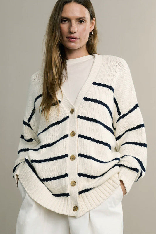 Strickjacke mit V-Ausschnitt, Streifenmuster und Strickstruktur in Weiß