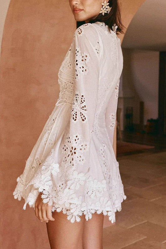 Figurbetontes Minikleid mit langen Ärmeln, Bindedetail und Spitze