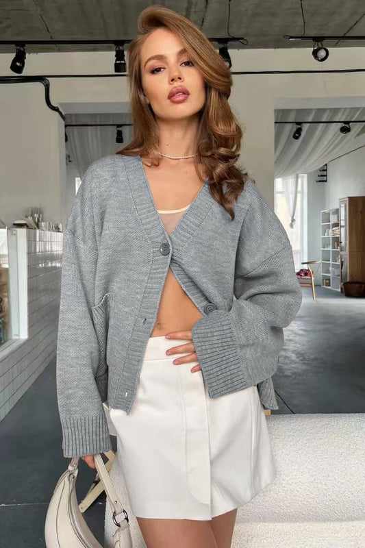 Locker geschnittene Strickjacke mit V-Ausschnitt, Taschen und Strickstruktur
