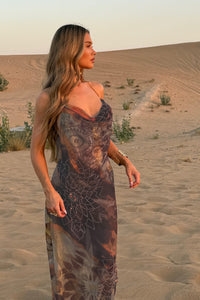 Rückenfreies Maxikleid mit Druck in Braun