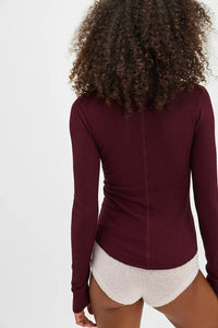 Figurbetonte Strickjacke mit Knopfdetails und Strickstruktur