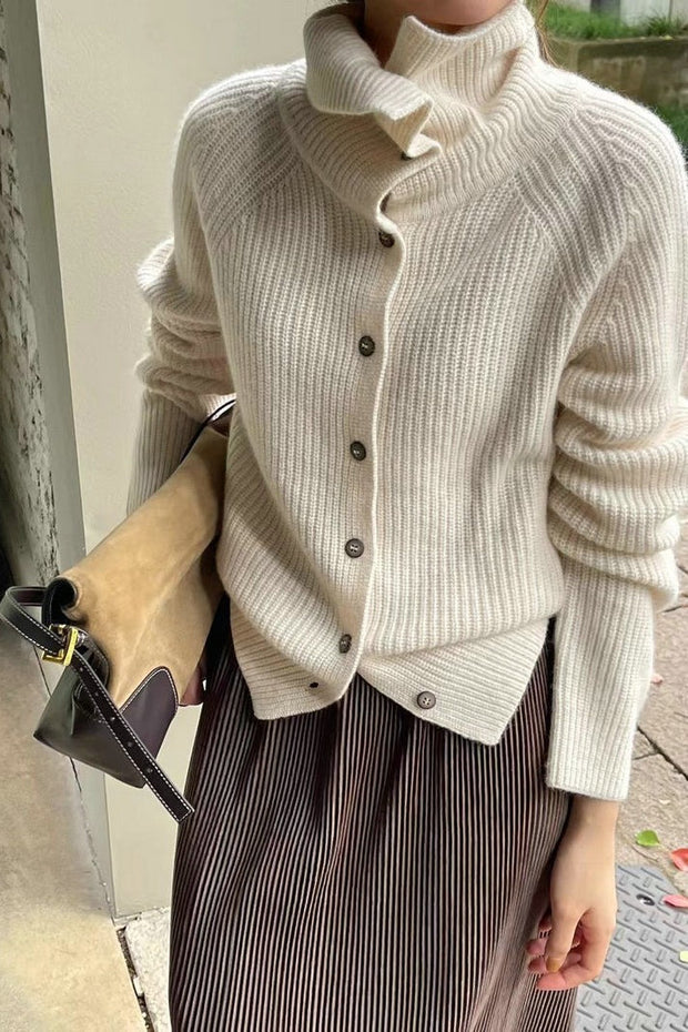 Locker geschnittene Strickjacke mit Knopfdetails und Strickstruktur in Cremeweiß