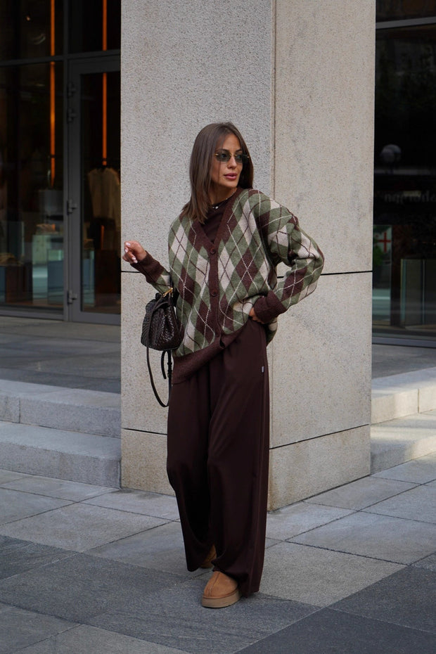Locker geschnittene Strickjacke mit V-Ausschnitt, langen Ärmeln und Karomuster