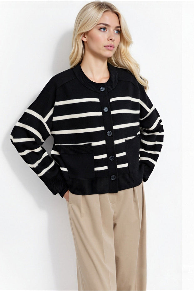 Strickjacke mit Rundhalsausschnitt, Knopfdetails und Taschen