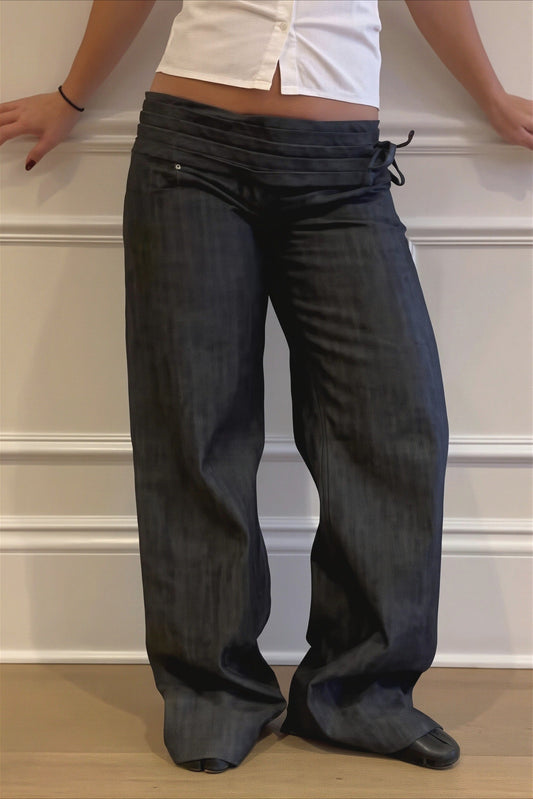 Jeans mit weitem Bein, Raffung und Bindedetail