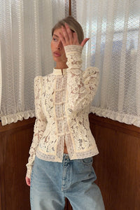 Strickjacke mit Aussparungen, Knopfdetails und Spitze