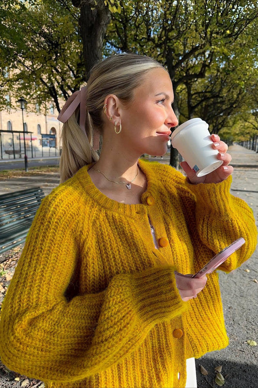 Strickjacke mit Rundhalsausschnitt, langen Ärmeln und Strickstruktur