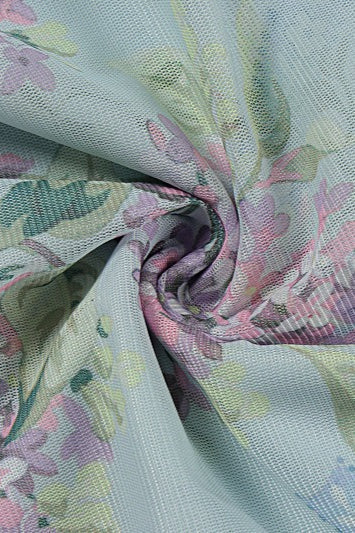 Figurbetontes Maxikleid mit Blumenmuster in Weiß