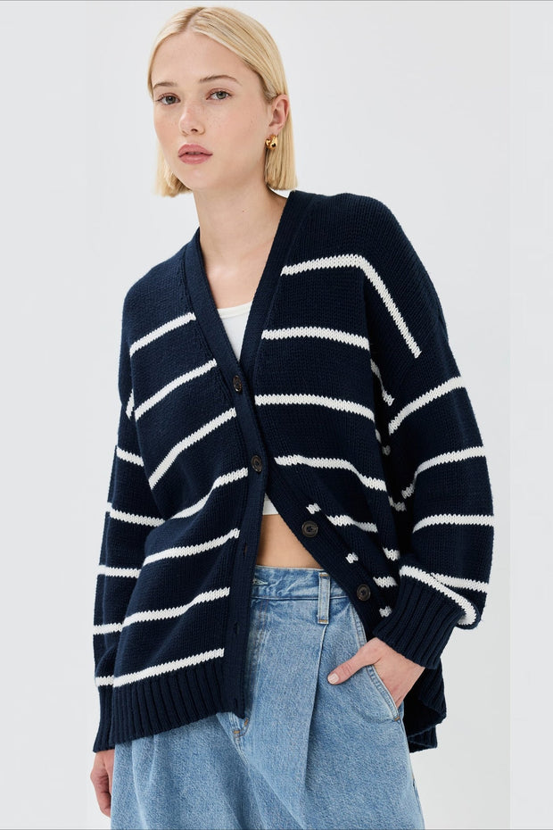 Strickjacke mit V-Ausschnitt, Streifenmuster und Strickstruktur in Weiß