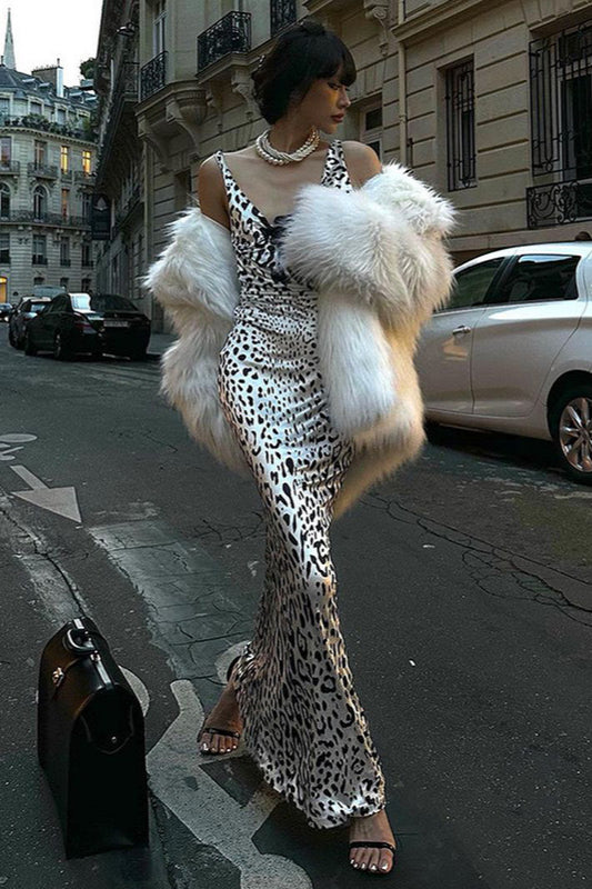 Figurbetontes Maxikleid mit Raffung in Weiß
