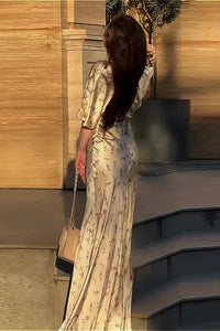 Kleid mit V-Ausschnitt, Raffung und Blumenmuster in Aprikose