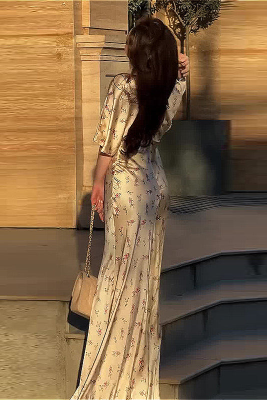 Kleid mit V-Ausschnitt, Raffung und Blumenmuster in Aprikose