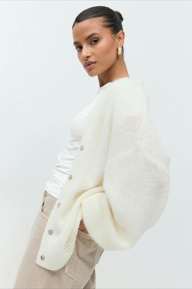 Strickjacke mit V-Ausschnitt und Spitze
