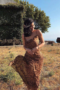 Rückenfreies Maxikleid mit Leopardenmuster