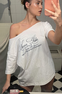 Schulterfreies T-Shirt mit Schriftprint