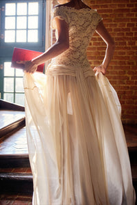 Maxikleid mit V-Ausschnitt, Spitze und Netzdetails