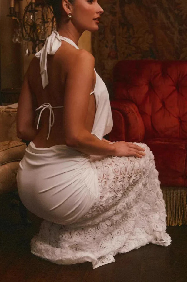Rückenfreies Maxikleid mit Blumenmuster in Weiß spot