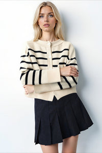 Strickjacke mit Rundhalsausschnitt, Knopfdetails und Taschen