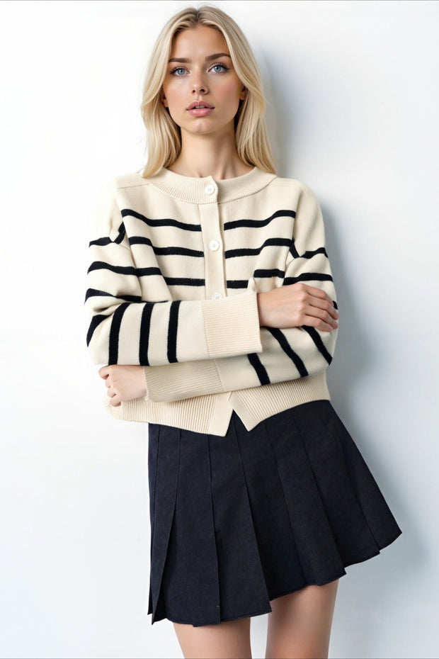 Strickjacke mit Rundhalsausschnitt, Knopfdetails und Taschen