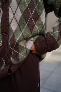 Locker geschnittene Strickjacke mit V-Ausschnitt, langen Ärmeln und Karomuster