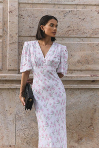 Figurbetontes Kleid mit V-Ausschnitt, kurzen Ärmeln und hoher Taille
