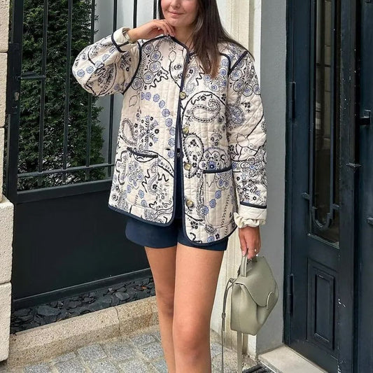 Steppjacke mit Blumenmuster und Ethno-Muster