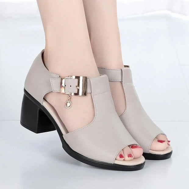 Halbhohe Sandalen mit dekorativer Schnalle - Elara