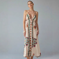 Langes Kleid mit Neckholderausschnitt und Blumenstickerei - Elara