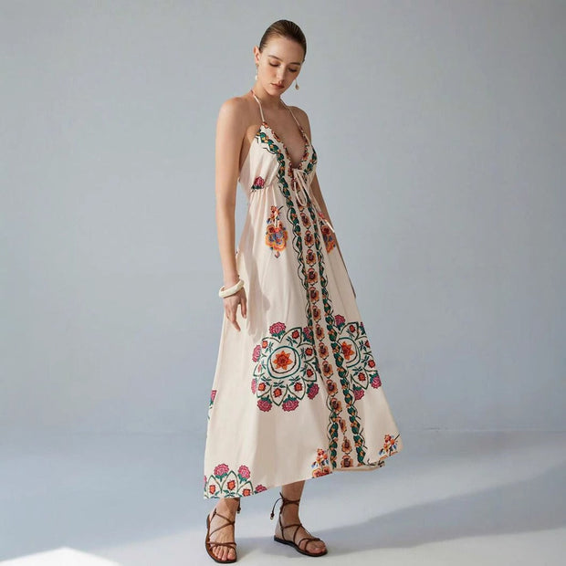 Langes Kleid mit Neckholderausschnitt und Blumenstickerei - Elara