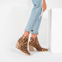 Kenia - Wildlederstiefel mit spitzer Spitze und Kerbschnitt und klobigem Absatz